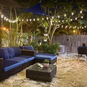 Casa Con Parqueo Privado, Patio Y Jacuzzi. Santo Domingo